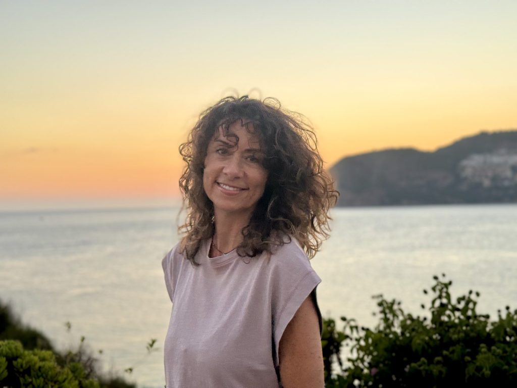 Mujer sonriente frente al mar
