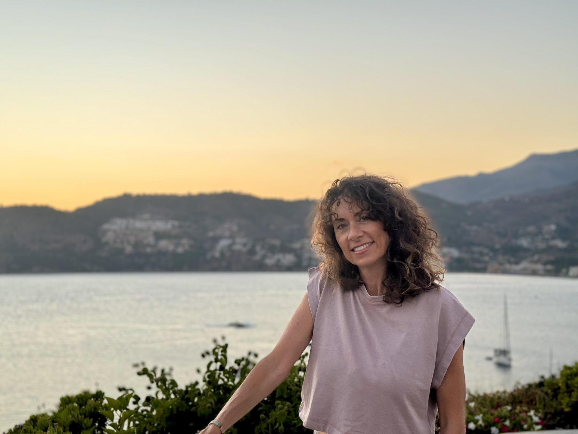 Mujer sonriendo junto al ma