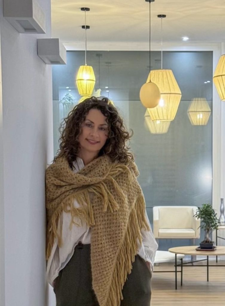 Mujer con bufanda en interiores