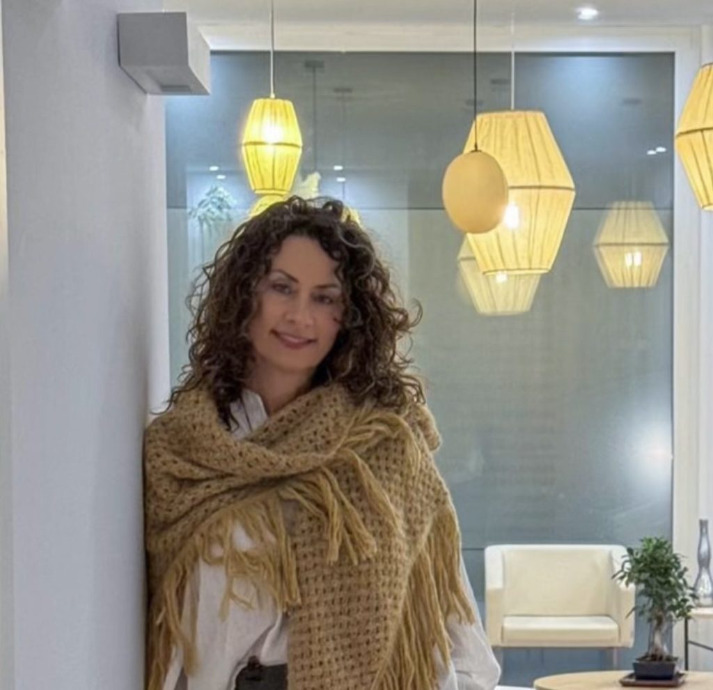 Mujer sonriente con chal